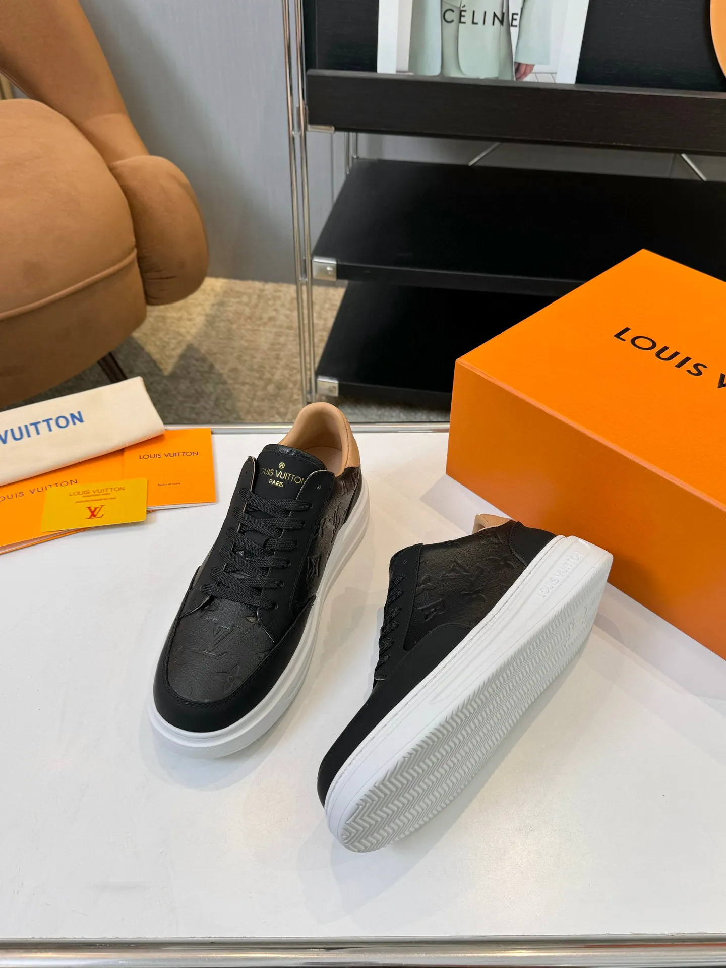 Men's Men's Shoes 💰620💰 LV [Beverly Hills Sports Shoes Series] This Beverly Hills sports shoes are made of grained cow leather with Damier pattern, echoing the current season's leather goods series. The thick rubber outsole is lightweight, and an embossed Louis Vuitton logo adds a branding touch. Padded insole and technical fabric lining enhance comfort.  Detailed Features ♛ Silk cowhide ➕ Tumbled cowhide ♛ Ultra-light rubber outsole ♛ Louis Vuitton logo on tongue and outsole ♛ Size: 38-46